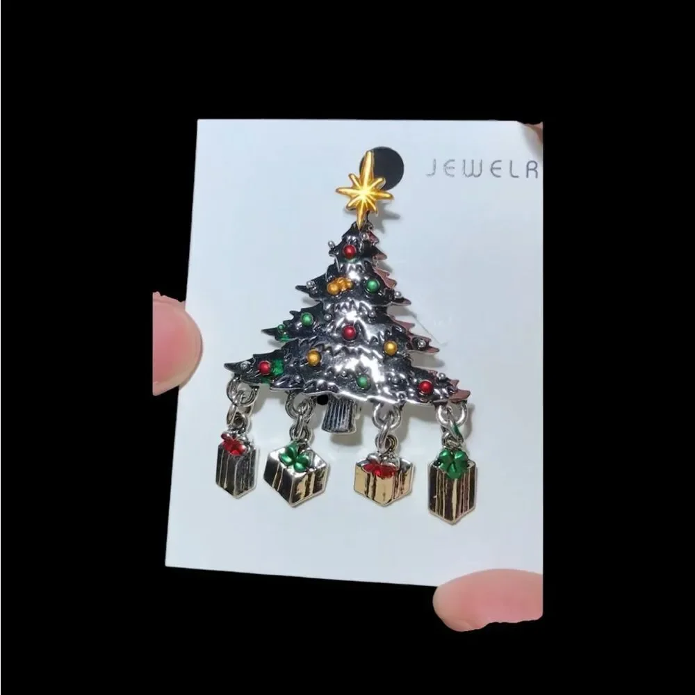 SILVER CHRISTMAS TREE BROOCH WITH PRESENTS UNDERNEATH‎